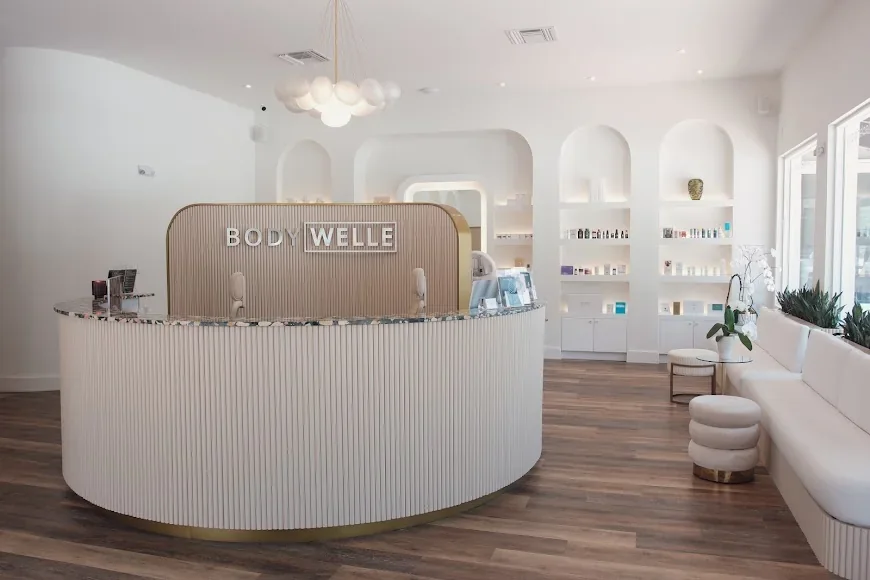 BODYWELLE reception counter and window-side seating.